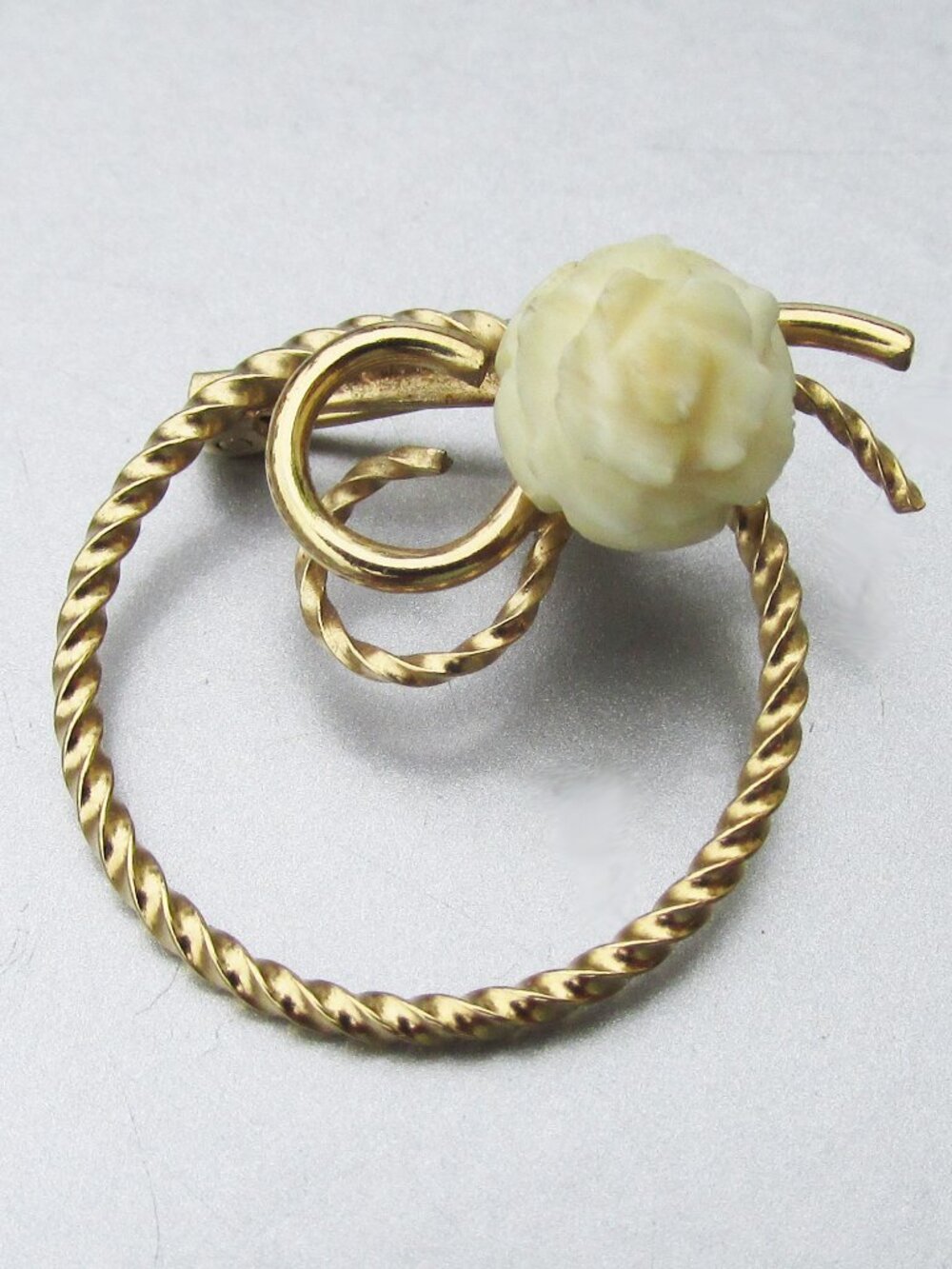Vintage Signed WELLS 14K Gold Filled Carved ROSE Petite Circle Pin Brooch